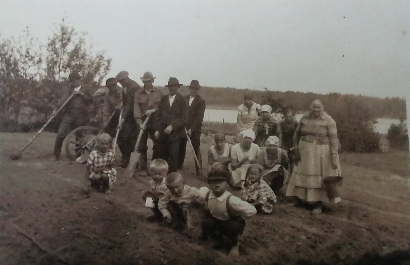 Väkeä heinänteossa Virkissä. Kuvassa oikeanpuoleisin on Katri Kemppi, Simon-Tommon-Heikin äiti. Kuoli evakkkoreissulla 1940, haudattu Kurikkaan.